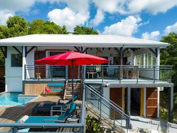 Location de vacances pour 6 personnes, avec vue et terrasse ainsi que piscine et jardin dans Ecomusée de Marie-Galante