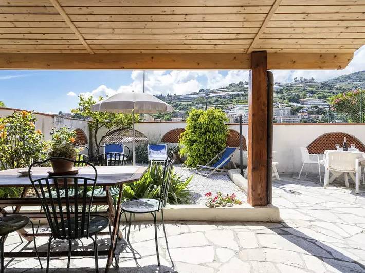 Villa for 8 people, with yard in San Remo