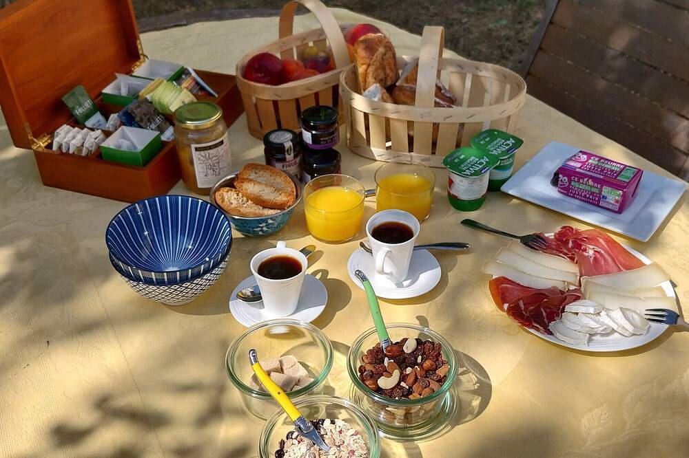 Guest Room \"La Lagune\" with Shared Terrace, Private Garden and Wi-Fi in Saint-André-de-Cubzac, Blaye region