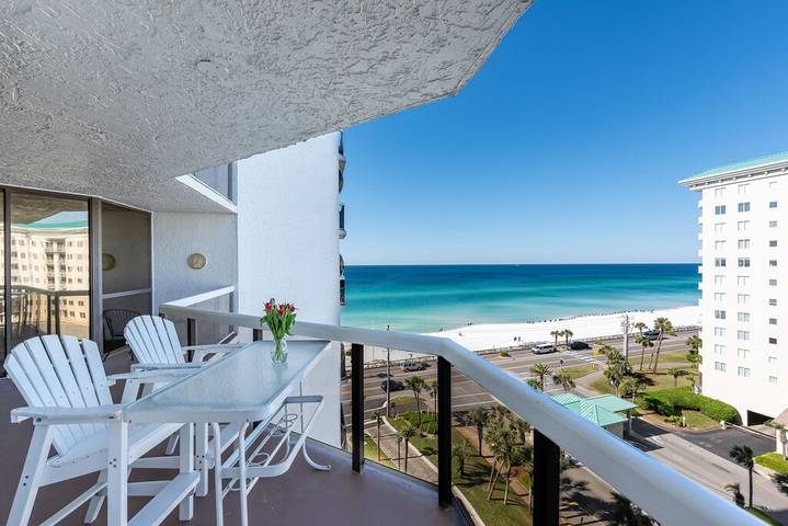 Vacation rental for 8 people, with hot tub and balcony as well as pool in Miramar Beach