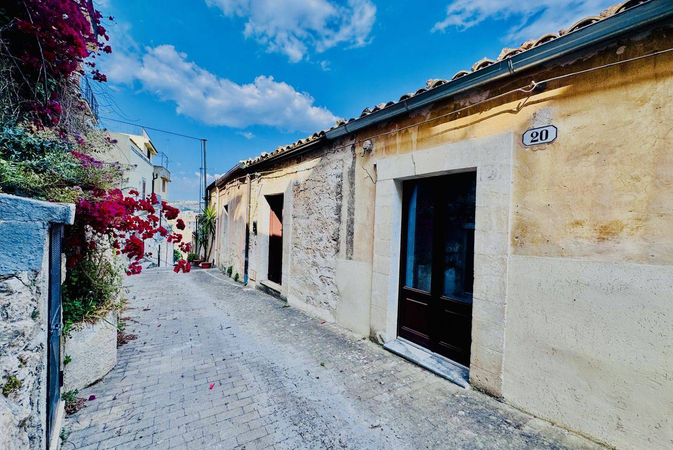 Entire apartment, Guesthost - Petra Pece Panoramic Apartment in Ragusa, Ragusa Province