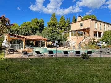 Location de vacances pour 10 personnes, avec piscine ainsi que terrasse et jacuzzi à La Fare-les-Oliviers