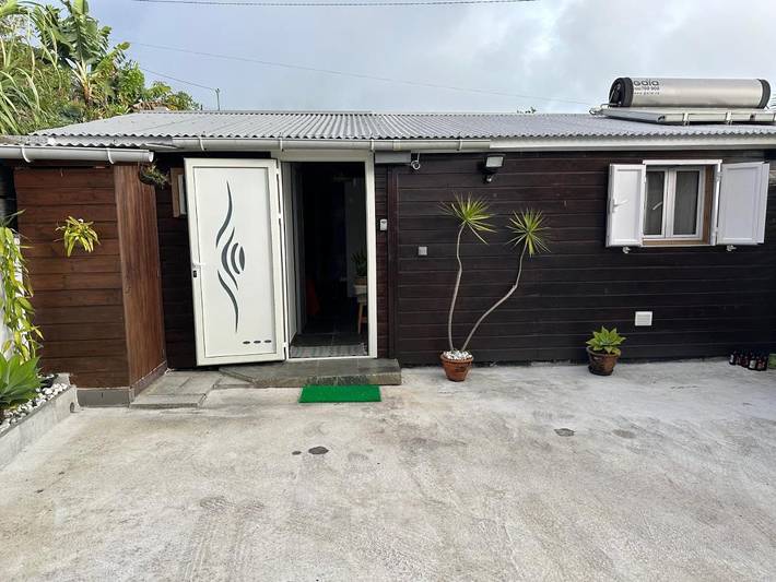 Location de vacances pour 2 personnes, avec vue et jardin à Les Trois-Bassins - 2