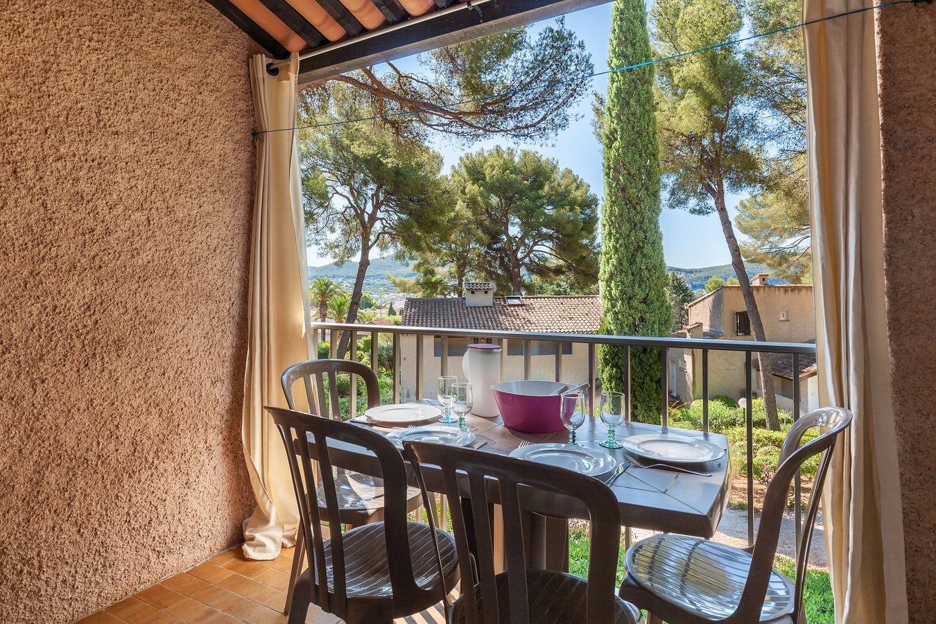 Entire studio, Studio 'Close to the Seaside Saint-Cyr' with Balcony, Wi-Fi and Air Conditioning in Les Lecques, Saint-Cyr-sur-Mer