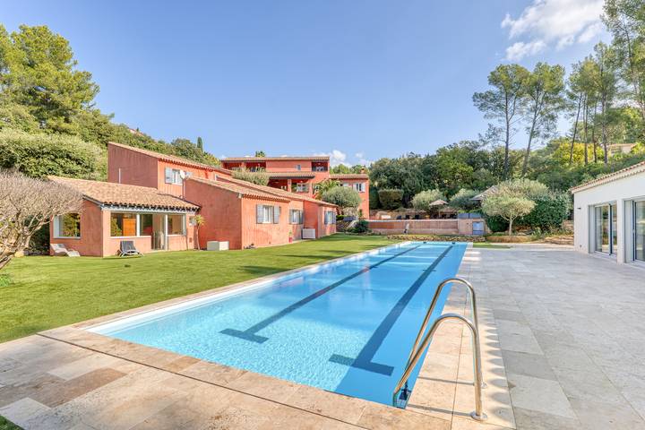 Villa pour 20 personnes, avec sauna ainsi que piscine et terrasse, animaux acceptés à Le Castellet