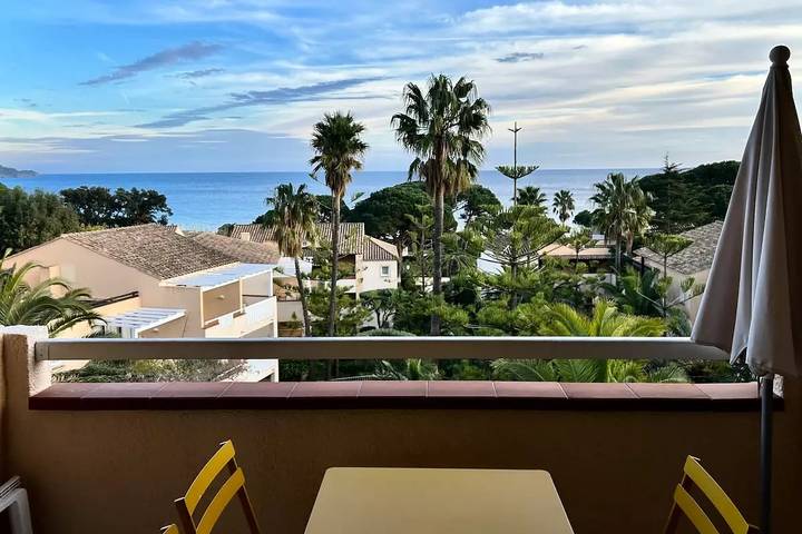 Gîte pour 4 personnes, avec Balcon ainsi que Terrasse et Vue dans Pramousquier