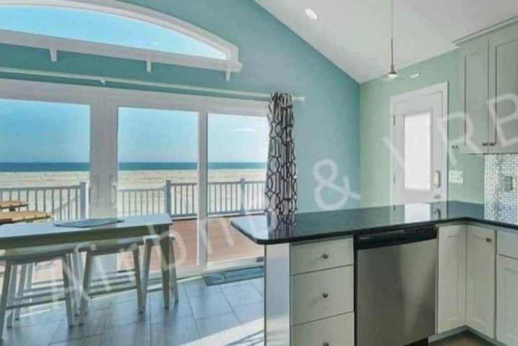 Ocean Front Beach House mit Aussicht. 3Br, 2Bath, 8 Schlafplätze, A / C, Wifi, 8 Abzeichen in Toms River, Ocean County