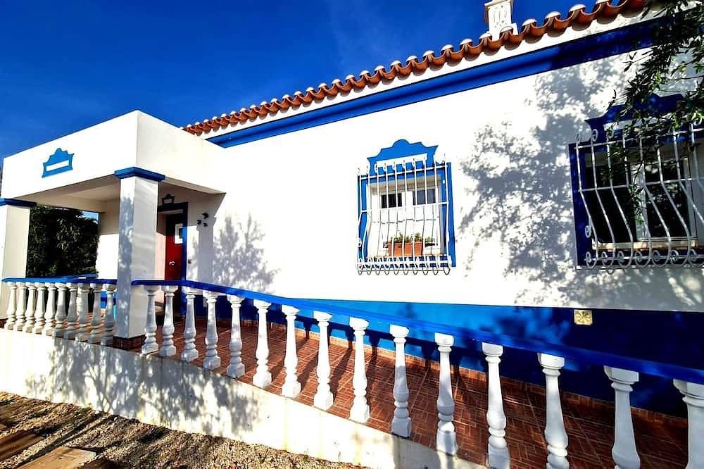 Excellent villa with garden, excellent private pool for exclusive use, parking in Algoz, Faro Distrikt