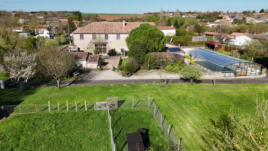 Maison de vacances pour 34 personnes, avec Jardin et Bassin pour enfant en Poitou-Charentes
