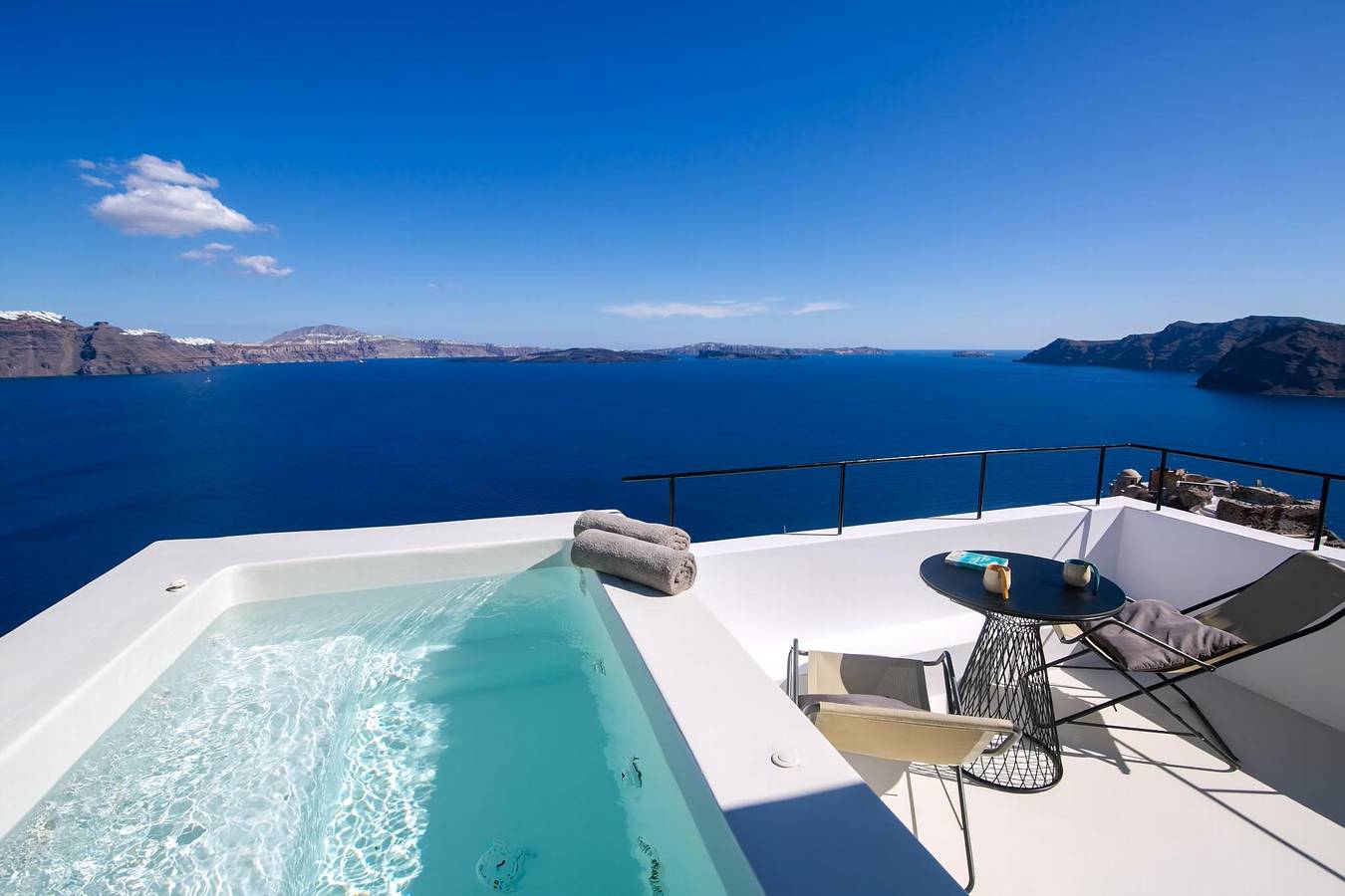 Delightful Oia Suite | Deluxe Room with Outdoor Hot Tub | Panoramic Sea Views in Ormos Ammoudiou, Oia