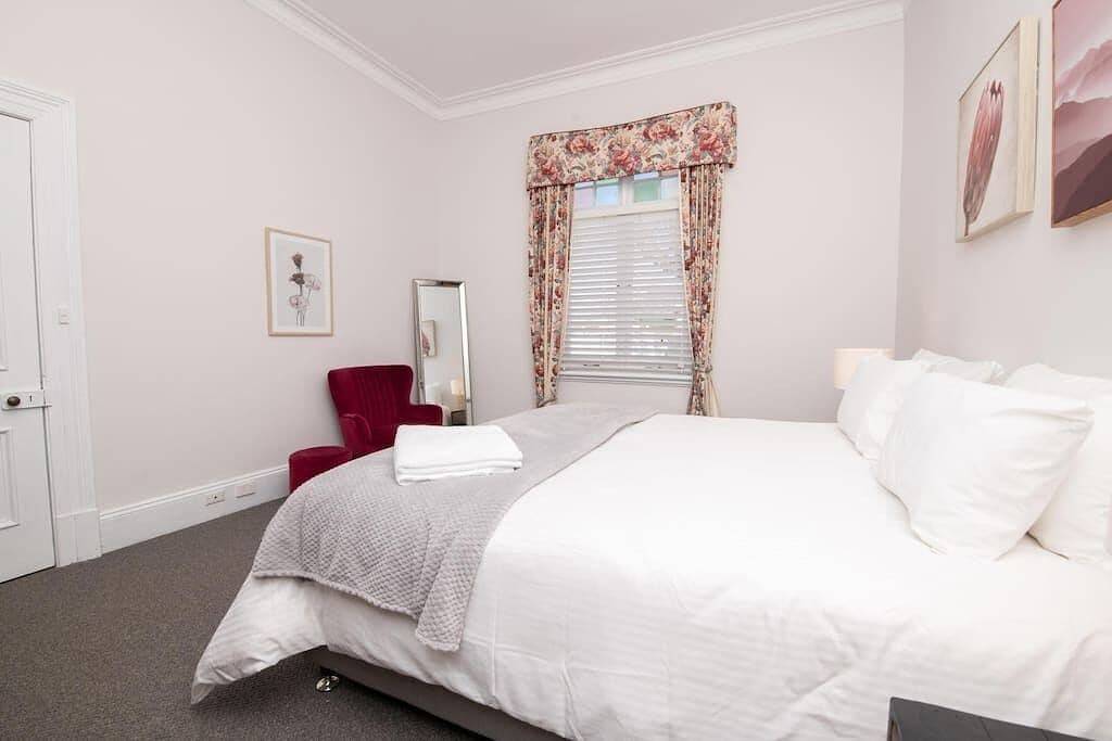 Dunkley House Bathurst | Large Cbd Heritage Home, Sleeps 10 in Bathurst, New South Wales