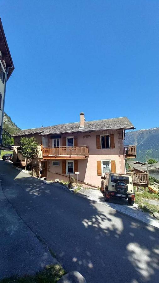 Gîte pour 4 personnes, avec balcon ainsi que jardin et vue à Salvan