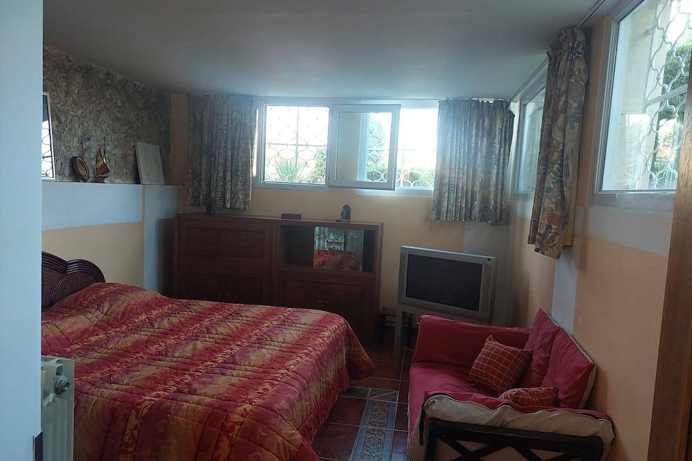 Apartamento entero, Pequeño paraíso, villa con piscina, playa y prom Niza, 400m, campo en el centro de la ciudad in Niza, Nizza Region