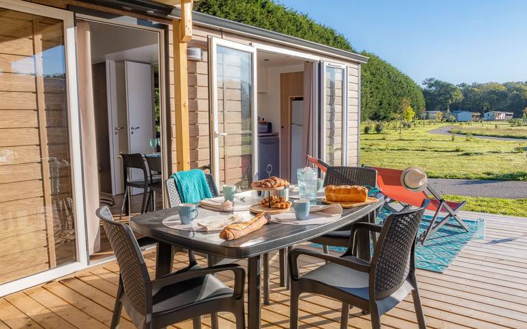 Caravane pour 4 personnes, avec terrasse ainsi que sauna et bassin pour enfant dans le Morbihan