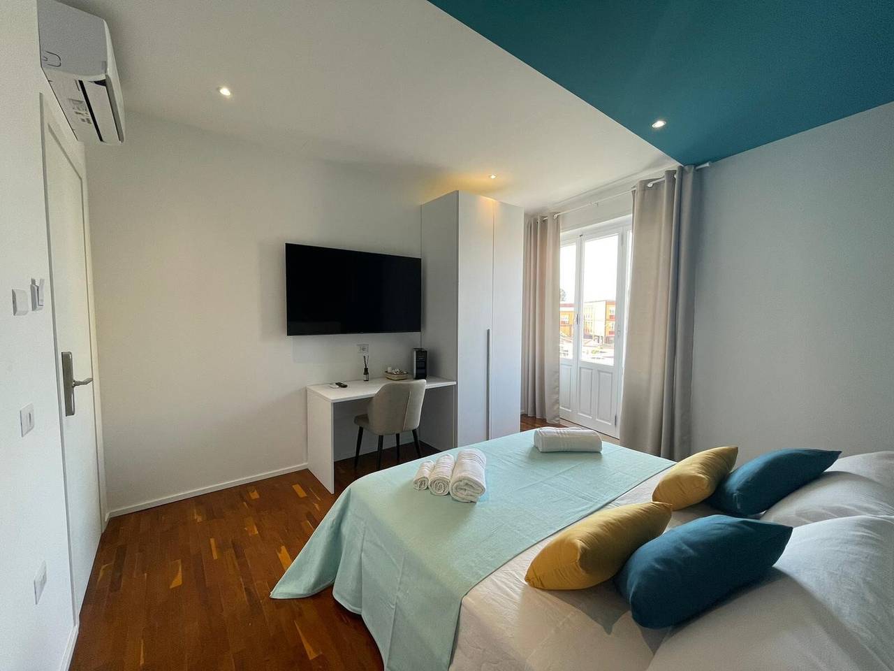 Room 'Camera Deluxe Con Balcone' with Balcony, Wi-Fi and Air Conditioning in Olbia, Costa Smeralda