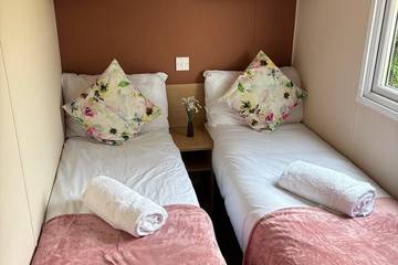 Static Caravan for 8 People in St Margaret's at Cliffe, Kent, Photo 1