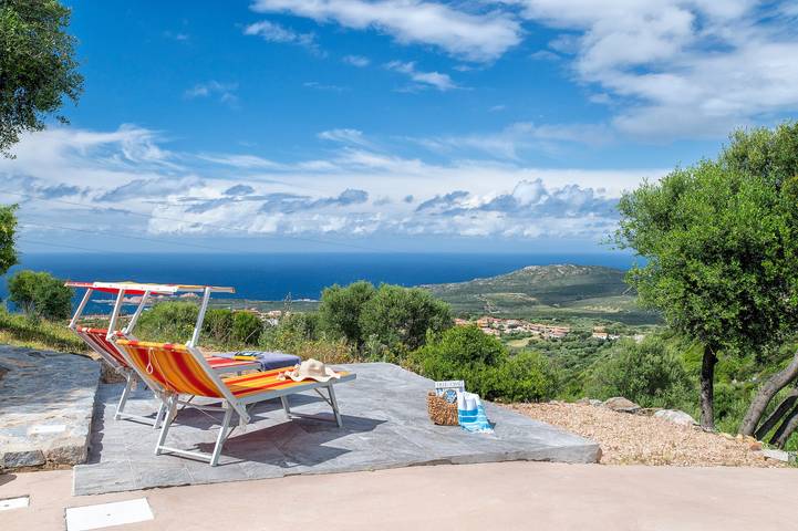 Ganzes Studio, Einzimmerapartment 'Sa Domo Isola Rossa' mit Meerblick, privater Terrasse und Klimaanlage in Trinità d'Agultu e Vignola (Borgo), Trinità d'Agultu e Vignola