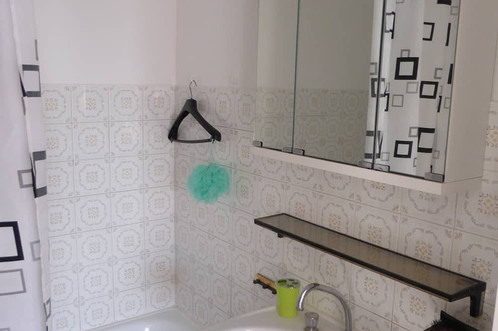 Ganze Wohnung, Golfe Juan, 150 m vom Strand entfernt, F2, hell, 43m2, Balkon 14m2, Meerblick + Garage in Golfe-Juan, Vallauris