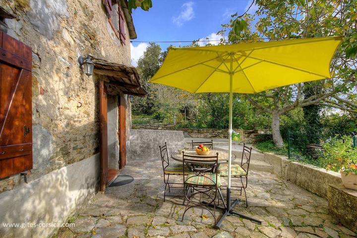 Gîte pour 4 personnes, avec Terrasse ainsi que Jardin et Vue à Pietracorbara