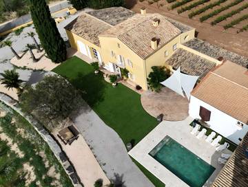 Casa de vacaciones para 18 personas, con jacuzzi y jardín, Se admiten mascotas en Alt Penedès