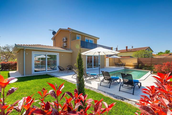 Ferienhaus für 4 Personen, mit Balkon und Terrasse sowie Garten und Pool in Ferenci