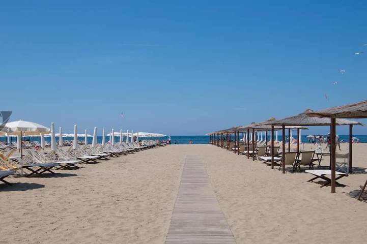 Villa pour 8 personnes, avec balcon ainsi que jacuzzi et jardin à Viareggio