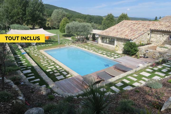 Gîte pour 4 personnes, avec terrasse ainsi que piscine et jardin