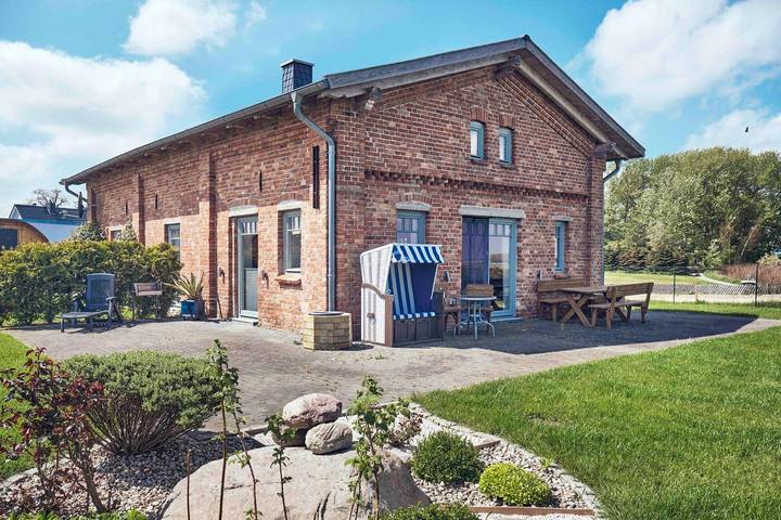Ferienhaus für 6 Personen, mit Terrasse und Garten sowie Sauna in Sundhagen