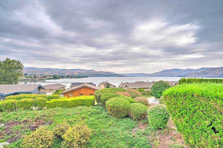 Vacation rental for 12 people, with hot tub and yard as well as pool in Lake Chelan