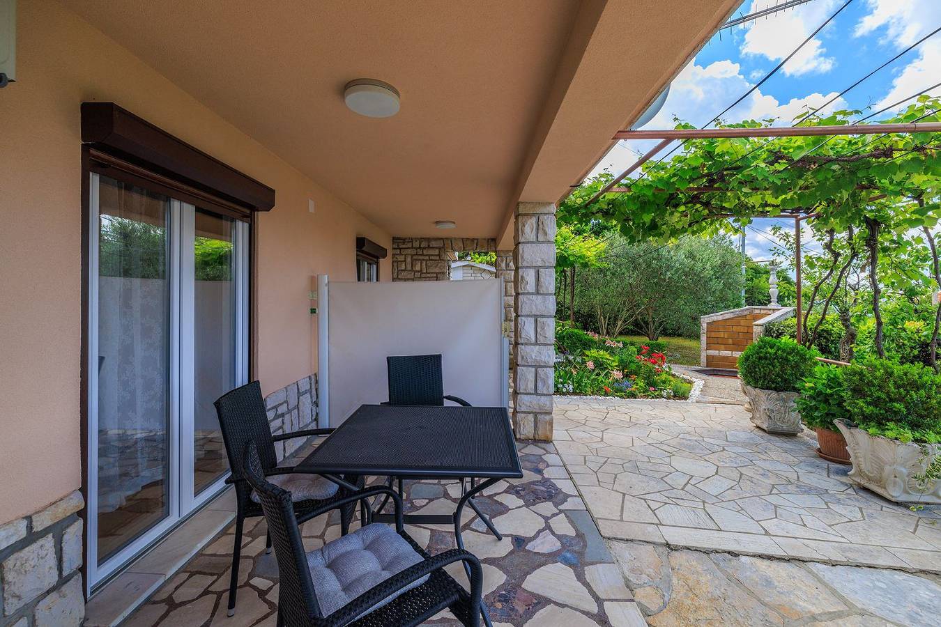 Appartamento intero, Grüne Terrasse nur 100 Meter zum Strand in Jadranovo, Primorje-Gorski Kotar