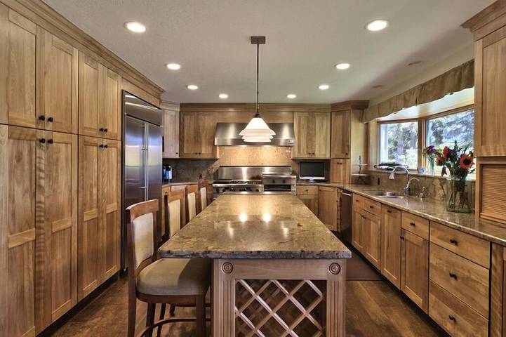 Vacation home for 12 people, with pool and yard as well as hot tub in South Lake Tahoe