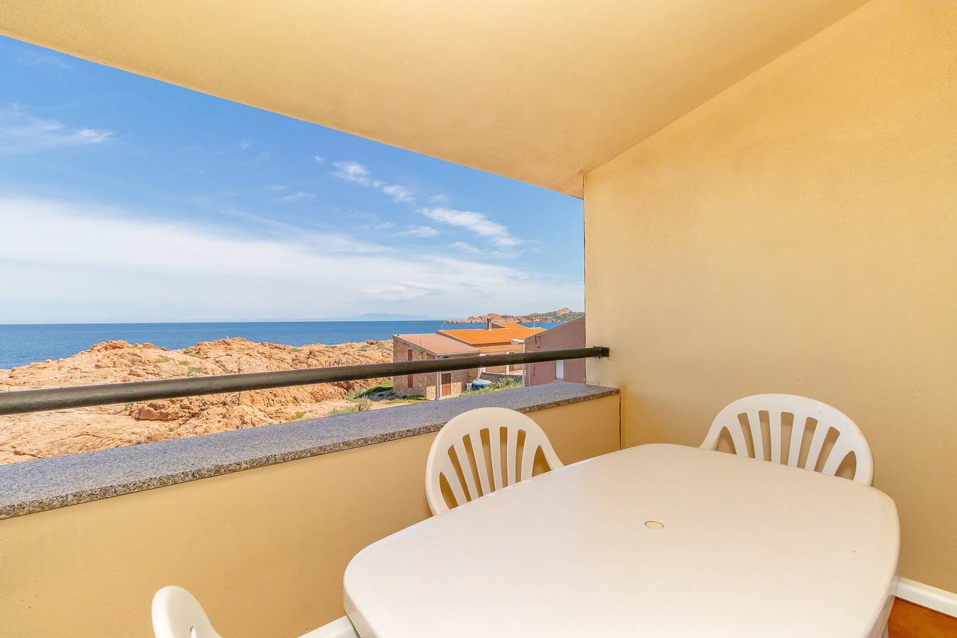 Entire apartment, Apartment "Casa sulla Scogliera Isola Rossa" on Isola Rossa in Trinità d'Agultu e Vignola region, Olbia-Tempio