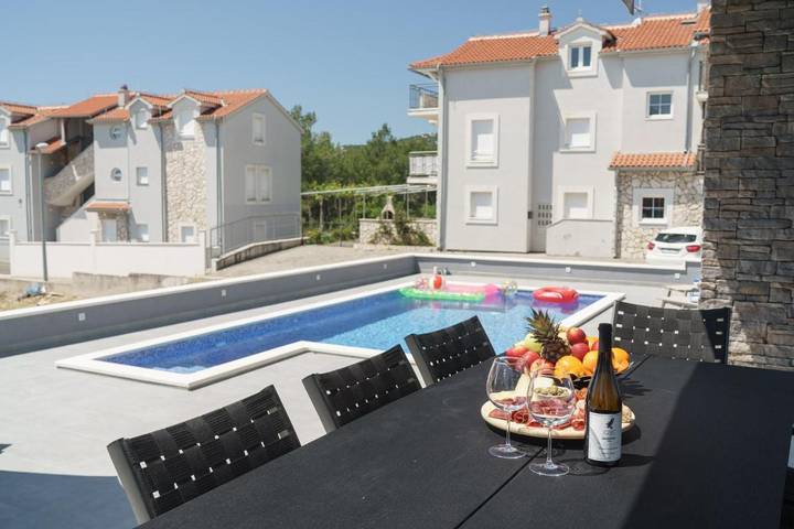 Villa pour 8 personnes, avec piscine ainsi que vue et jardin, animaux acceptés à Tribunj - 4