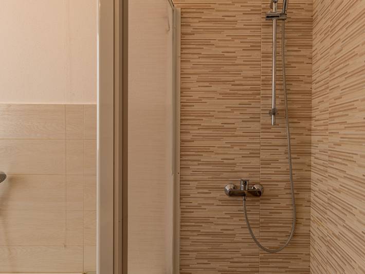 Gîte pour 5 personnes, avec balcon ainsi que jardin et vue sur le lac à Laveno-Mombello - 2