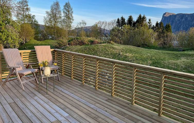 Ferienhaus für 8 Personen mit Garten in Hyllestad