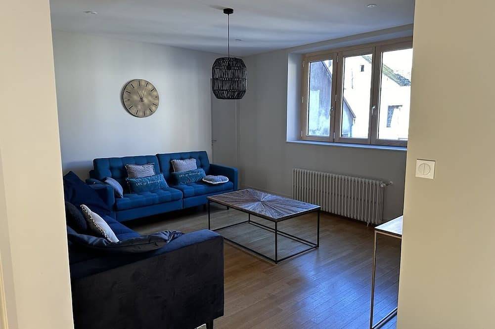 Apartamento entero, Suite Grenouilles-Apartamento-Suite-Baño en la habitacion-Vista a la Calle in Chablis (Yonne), Auxerre region