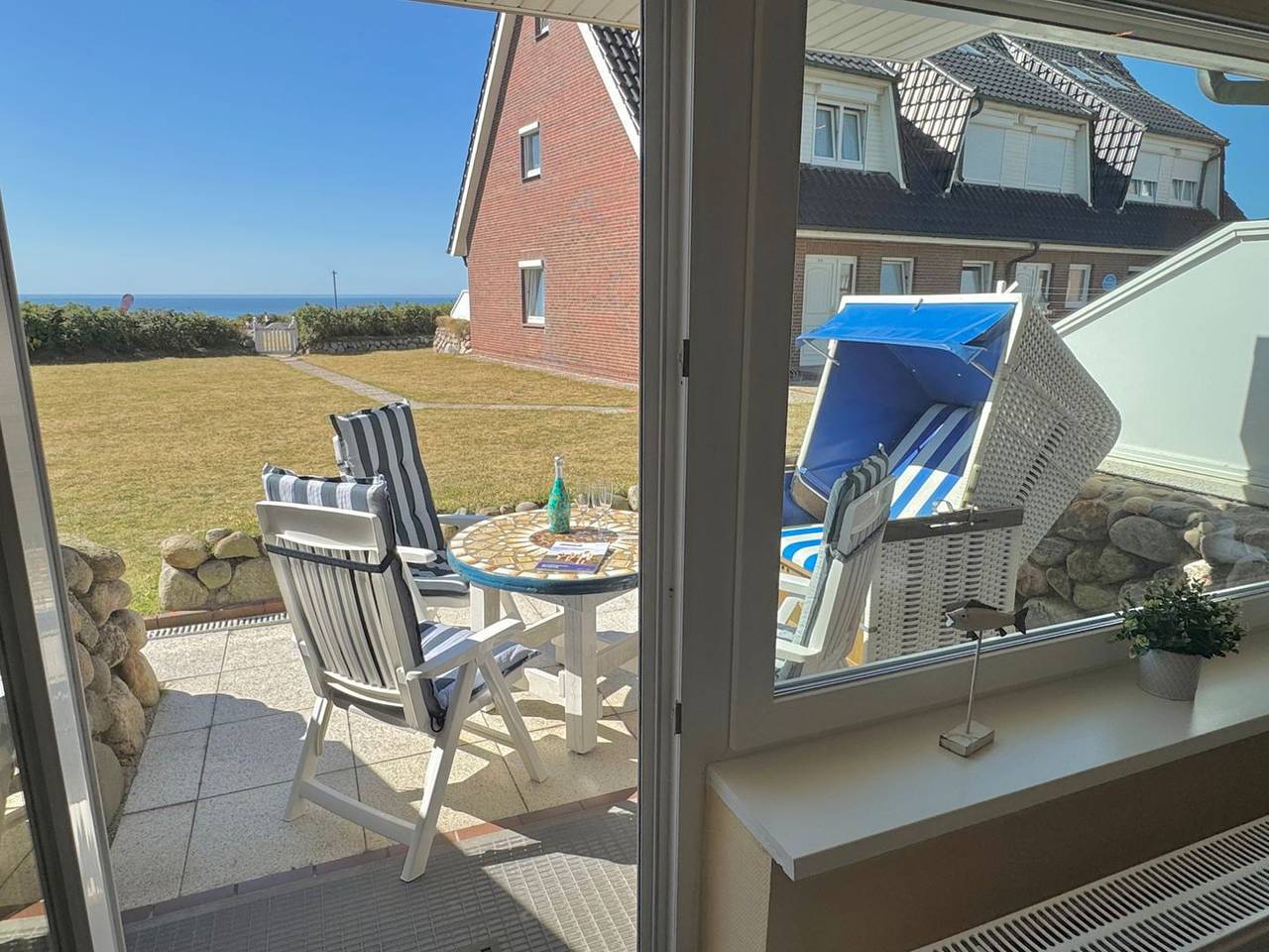 Ganze Wohnung, Stilvoll eingerichtete Ferienwohnung auf zwei Ebenen in direkter Strandlage in Wenningstedt, Sylt