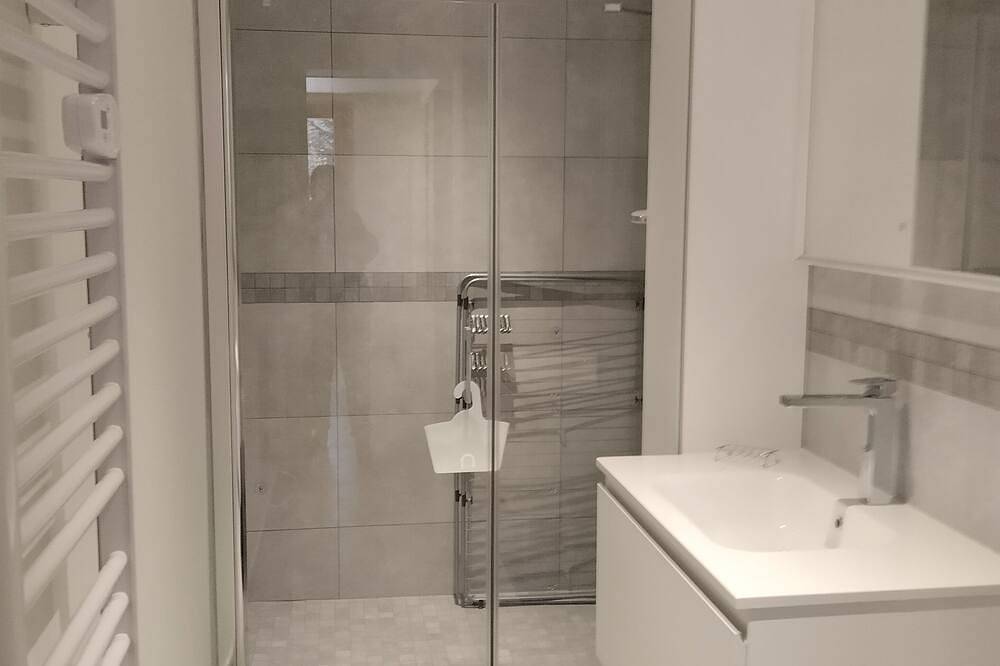 Appartement entier, Gîte studio de plain pied avec terrasse et pergola in Tournon, Région d'Albertville