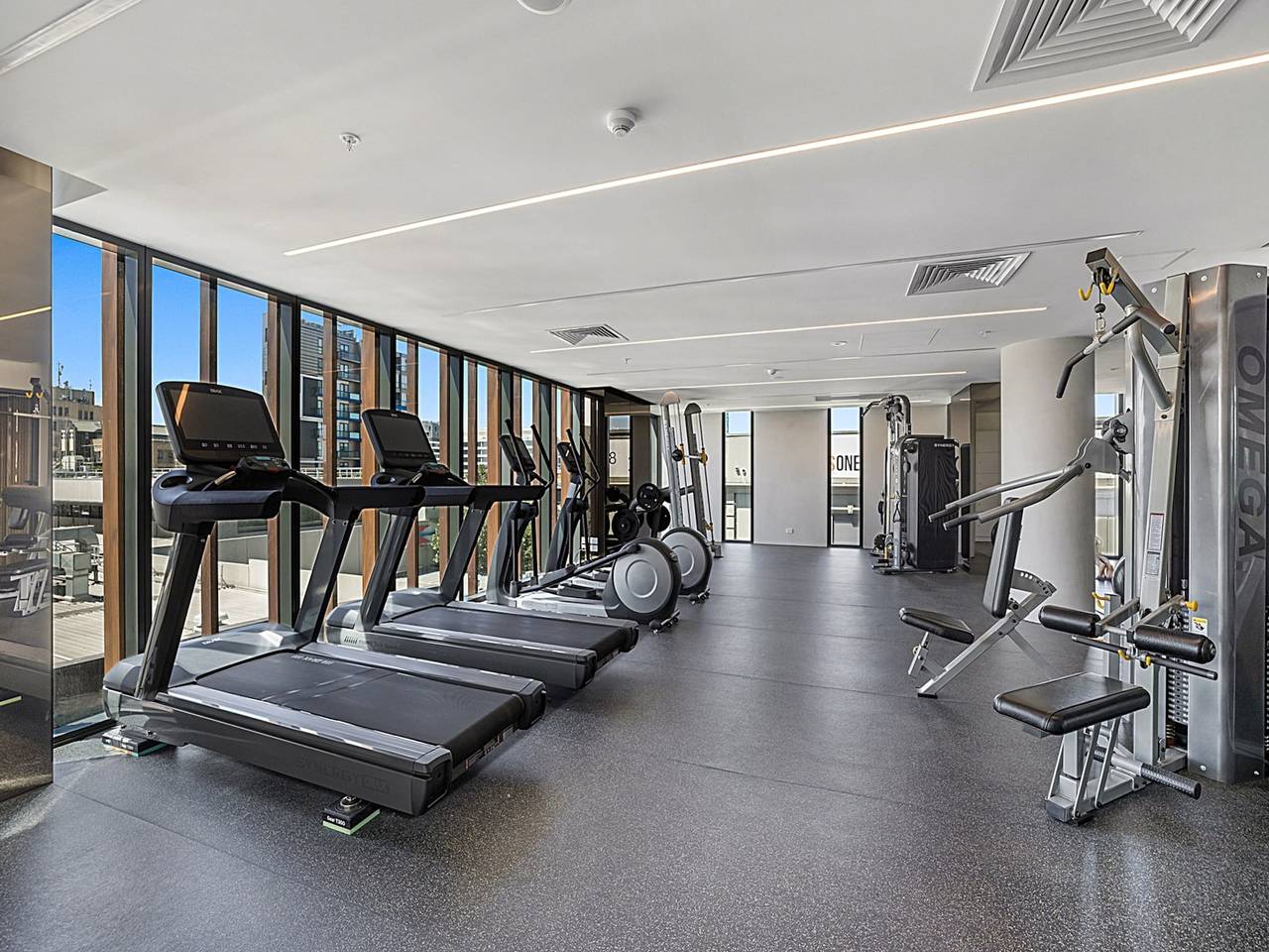 Entire apartment, Chic 1-Bed with Parking, Gym, Pool & City Views in Melbourne, Moonee Valley City