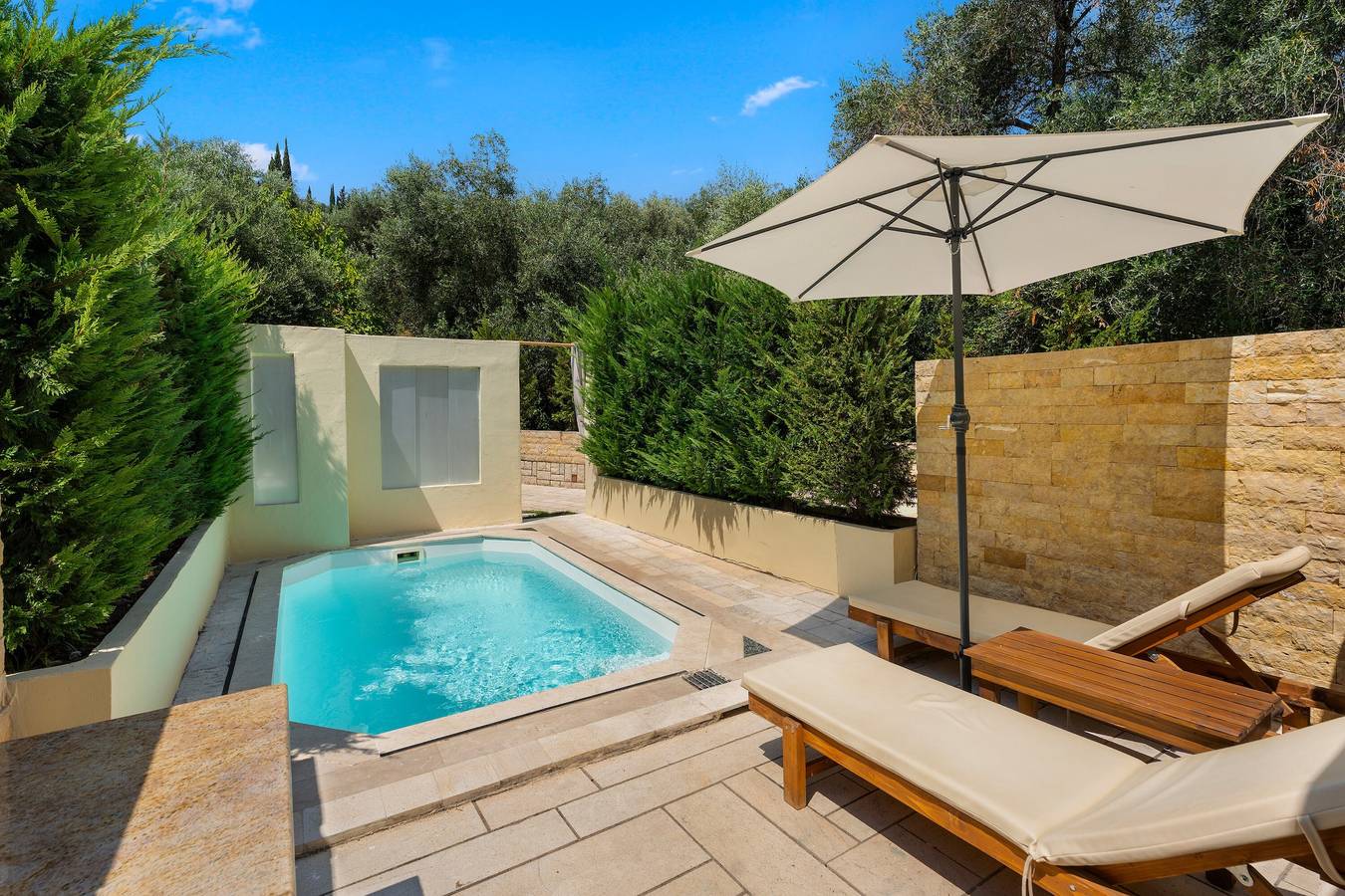 Entire apartment, Apartment 'Doliva Chris' with Private Pool, Mountain View, Wi-Fi, and Air Conditioning in Agios Gordios, Corfu