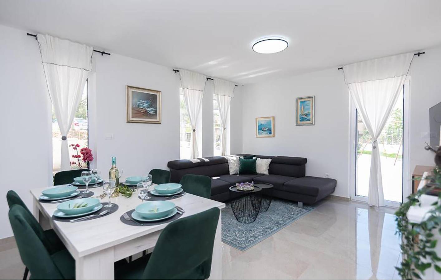 Entire holiday apartment, Cozy 2-Bedroom Apartment with Terrace, 500m to Beach in Grljevac (Podstrana), Podstrana