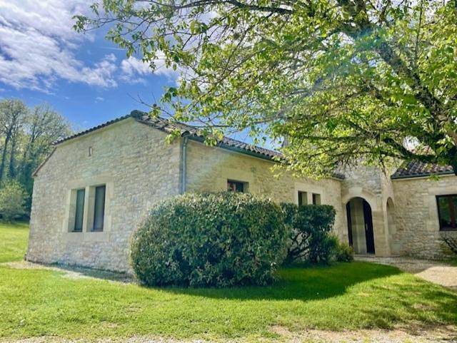 Location de vacances pour 5 personnes, avec jardin ainsi que piscine et vue à Dégagnac - 4