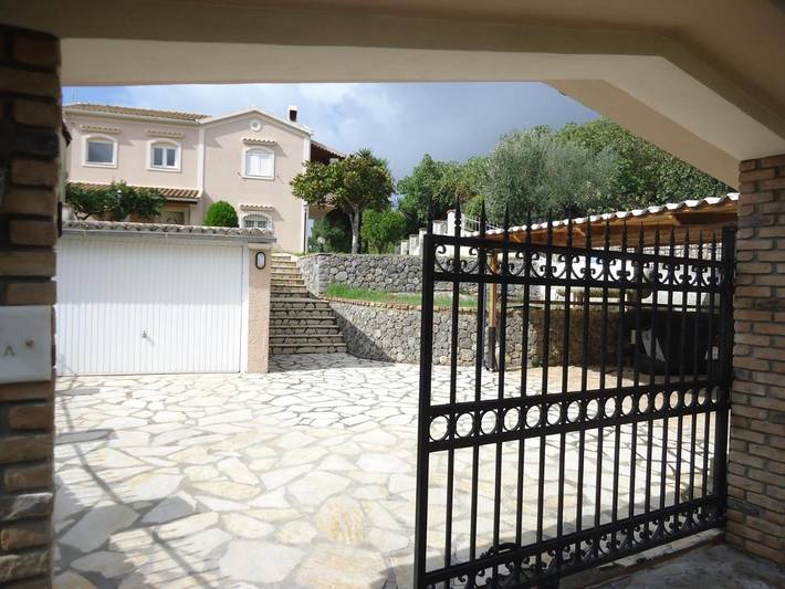 Location de vacances pour 6 personnes, avec Balcon et Terrasse ainsi que Jardin et Vue dans Liapádes