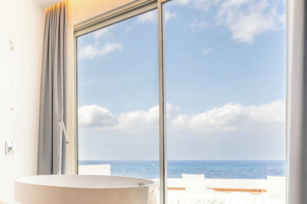 Oceanfront Balcony Hideaway Designed for Families Seeking a Peaceful Escape in Porto Moniz, Madeira