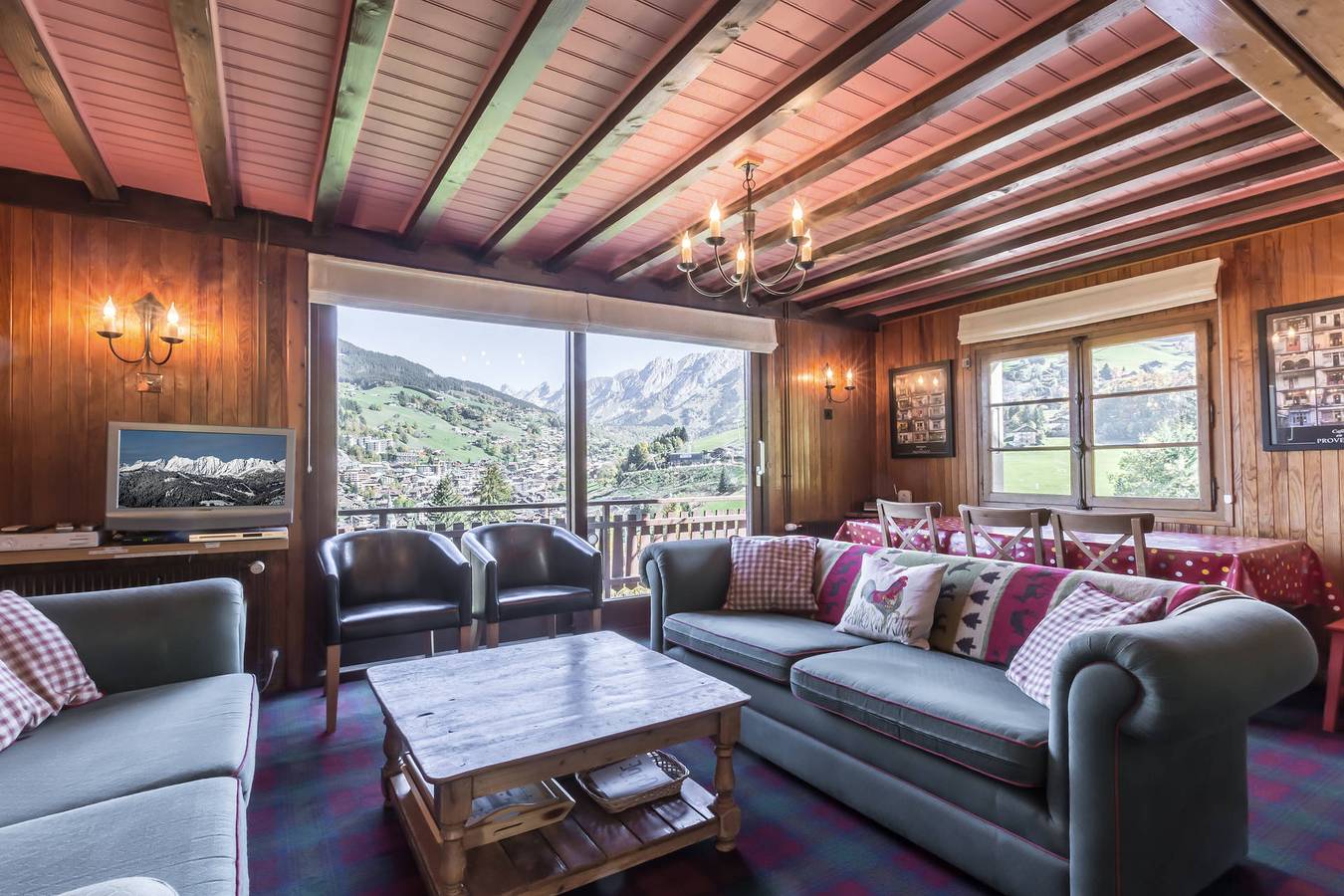Slopes nearby, panoramic view, fireplace, garage, Wi-Fi access (Foret) in La Clusaz, Región de Annecy