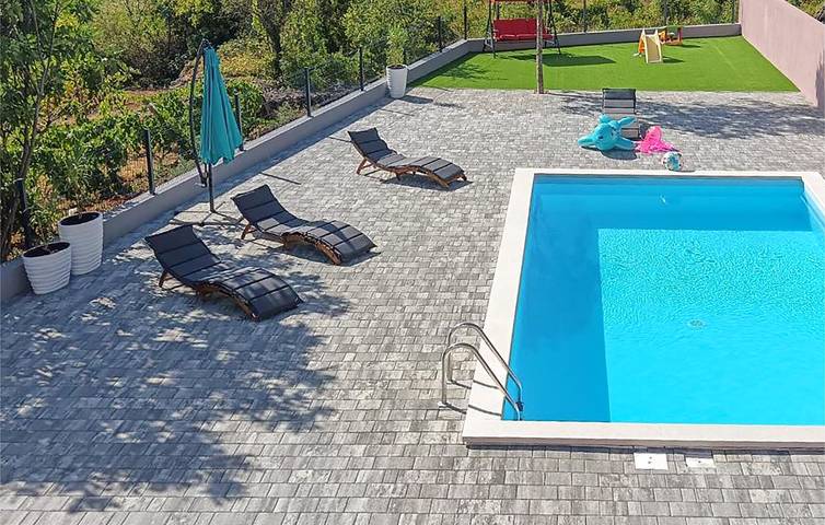 Ganze Ferienwohnung, Reizende 2-Zimmer-Wohnung mit Pool, Terrasse und 2 km Entfernung zum Fluss Matica in Imotski, Makarska Riviera