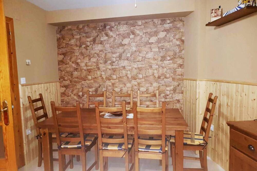Entire apartment, Casa Rural Vikerbiescas Biescas in Biescas, Spanish Pyrenees