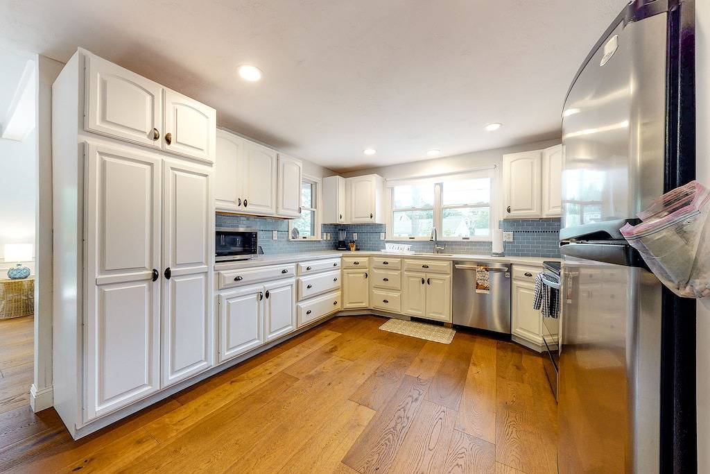 Charming cottage with deck, yard, & Ac - walk to beach, Main Street, & ferry in Falmouth, Cape Cod