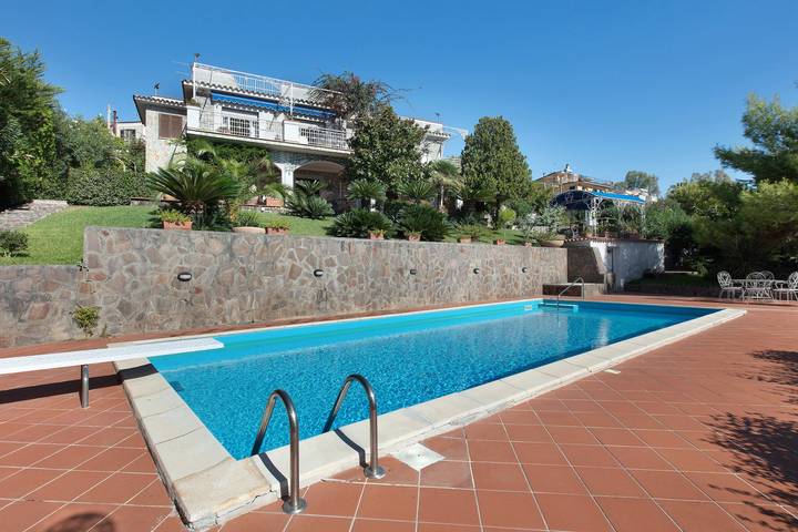 Appartement entier, Villa la « Scogliera dei Gabbiani » avec vue mer, piscine partagée et Wi-Fi in Scario, San Giovanni a Piro