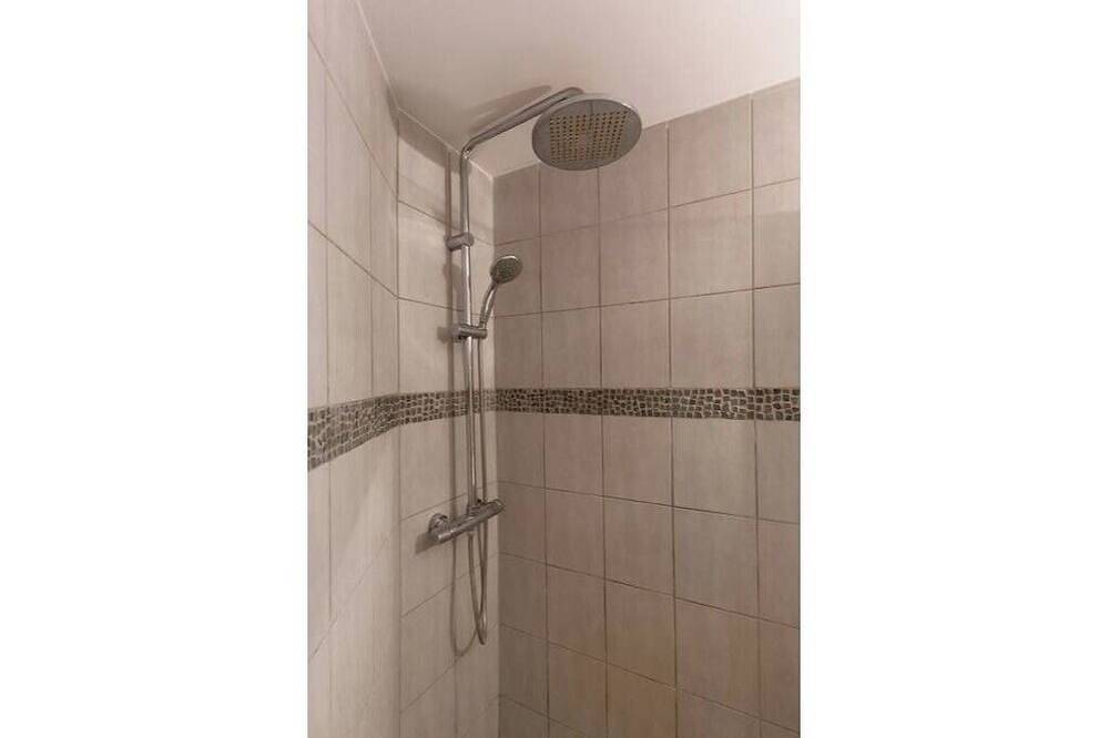 Apartamento entero, Loft with Mezzanine Bedroom in Sainte-Geneviève-des-Bois, Essonne